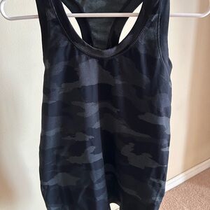 Athleta Momentum tank size small. Black camo.